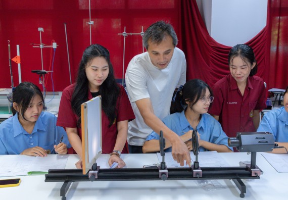 ภาพกิจกรรม  คณะวิทยาศาสตร์และเทคโนโลยี มหาวิทยาลัยราชภัฏกำแพงเพชร ร่วมกับโครงการห้องเรียนพิเศษ โรงเรียนตากพิทยาคม จัดกิจกรรมสร้างเสริมทักษะกระบวนการทางวิทยาศาสตร์สู่มาตรฐานสากล