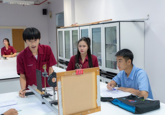 ภาพกิจกรรม  คณะวิทยาศาสตร์และเทคโนโลยี มหาวิทยาลัยราชภัฏกำแพงเพชร ร่วมกับโครงการห้องเรียนพิเศษ โรงเรียนตากพิทยาคม จัดกิจกรรมสร้างเสริมทักษะกระบวนการทางวิทยาศาสตร์สู่มาตรฐานสากล