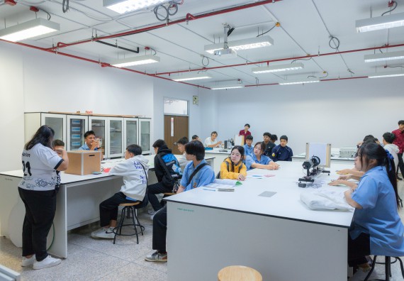 ภาพกิจกรรม  คณะวิทยาศาสตร์และเทคโนโลยี มหาวิทยาลัยราชภัฏกำแพงเพชร ร่วมกับโครงการห้องเรียนพิเศษ โรงเรียนตากพิทยาคม จัดกิจกรรมสร้างเสริมทักษะกระบวนการทางวิทยาศาสตร์สู่มาตรฐานสากล