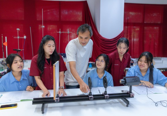 ภาพกิจกรรม  คณะวิทยาศาสตร์และเทคโนโลยี มหาวิทยาลัยราชภัฏกำแพงเพชร ร่วมกับโครงการห้องเรียนพิเศษ โรงเรียนตากพิทยาคม จัดกิจกรรมสร้างเสริมทักษะกระบวนการทางวิทยาศาสตร์สู่มาตรฐานสากล