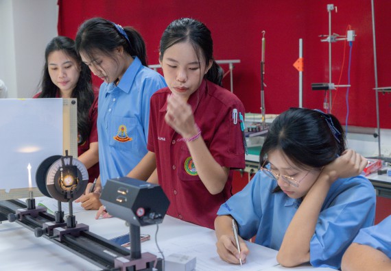 ภาพกิจกรรม  คณะวิทยาศาสตร์และเทคโนโลยี มหาวิทยาลัยราชภัฏกำแพงเพชร ร่วมกับโครงการห้องเรียนพิเศษ โรงเรียนตากพิทยาคม จัดกิจกรรมสร้างเสริมทักษะกระบวนการทางวิทยาศาสตร์สู่มาตรฐานสากล