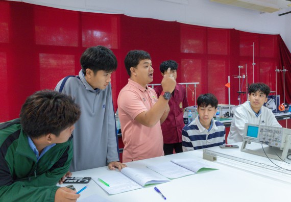 ภาพกิจกรรม  คณะวิทยาศาสตร์และเทคโนโลยี มหาวิทยาลัยราชภัฏกำแพงเพชร ร่วมกับโครงการห้องเรียนพิเศษ โรงเรียนตากพิทยาคม จัดกิจกรรมสร้างเสริมทักษะกระบวนการทางวิทยาศาสตร์สู่มาตรฐานสากล