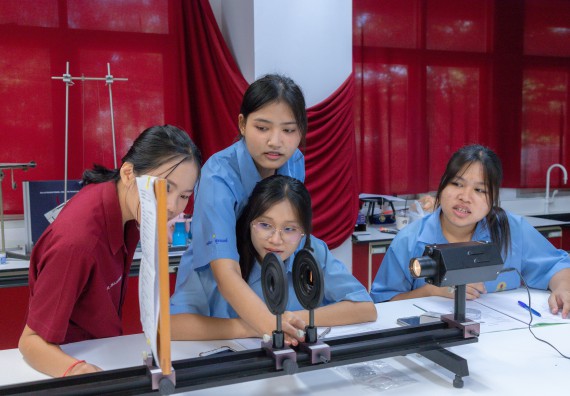 ภาพกิจกรรม  คณะวิทยาศาสตร์และเทคโนโลยี มหาวิทยาลัยราชภัฏกำแพงเพชร ร่วมกับโครงการห้องเรียนพิเศษ โรงเรียนตากพิทยาคม จัดกิจกรรมสร้างเสริมทักษะกระบวนการทางวิทยาศาสตร์สู่มาตรฐานสากล