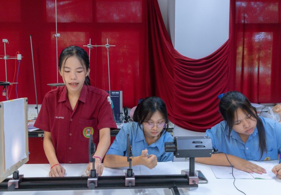 ภาพกิจกรรม  คณะวิทยาศาสตร์และเทคโนโลยี มหาวิทยาลัยราชภัฏกำแพงเพชร ร่วมกับโครงการห้องเรียนพิเศษ โรงเรียนตากพิทยาคม จัดกิจกรรมสร้างเสริมทักษะกระบวนการทางวิทยาศาสตร์สู่มาตรฐานสากล