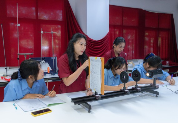 ภาพกิจกรรม  คณะวิทยาศาสตร์และเทคโนโลยี มหาวิทยาลัยราชภัฏกำแพงเพชร ร่วมกับโครงการห้องเรียนพิเศษ โรงเรียนตากพิทยาคม จัดกิจกรรมสร้างเสริมทักษะกระบวนการทางวิทยาศาสตร์สู่มาตรฐานสากล