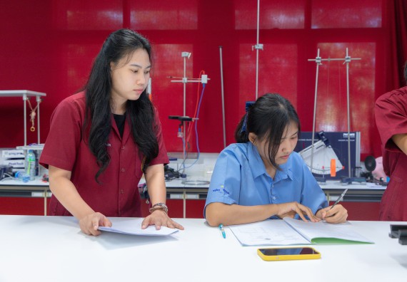 ภาพกิจกรรม  คณะวิทยาศาสตร์และเทคโนโลยี มหาวิทยาลัยราชภัฏกำแพงเพชร ร่วมกับโครงการห้องเรียนพิเศษ โรงเรียนตากพิทยาคม จัดกิจกรรมสร้างเสริมทักษะกระบวนการทางวิทยาศาสตร์สู่มาตรฐานสากล