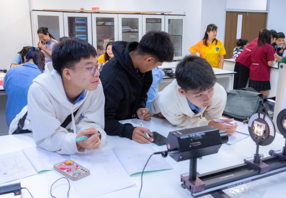 ภาพกิจกรรม  คณะวิทยาศาสตร์และเทคโนโลยี มหาวิทยาลัยราชภัฏกำแพงเพชร ร่วมกับโครงการห้องเรียนพิเศษ โรงเรียนตากพิทยาคม จัดกิจกรรมสร้างเสริมทักษะกระบวนการทางวิทยาศาสตร์สู่มาตรฐานสากล