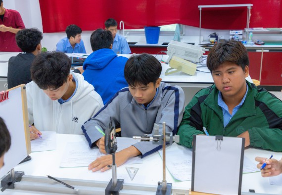 ภาพกิจกรรม  คณะวิทยาศาสตร์และเทคโนโลยี มหาวิทยาลัยราชภัฏกำแพงเพชร ร่วมกับโครงการห้องเรียนพิเศษ โรงเรียนตากพิทยาคม จัดกิจกรรมสร้างเสริมทักษะกระบวนการทางวิทยาศาสตร์สู่มาตรฐานสากล