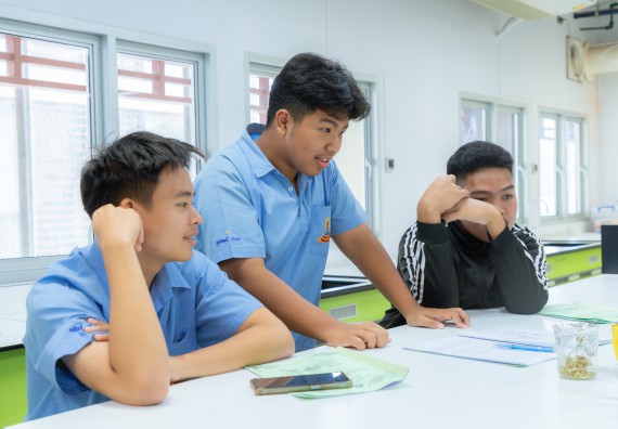 ภาพกิจกรรม  คณะวิทยาศาสตร์และเทคโนโลยี มหาวิทยาลัยราชภัฏกำแพงเพชร ร่วมกับโครงการห้องเรียนพิเศษ โรงเรียนตากพิทยาคม จัดกิจกรรมสร้างเสริมทักษะกระบวนการทางวิทยาศาสตร์สู่มาตรฐานสากล