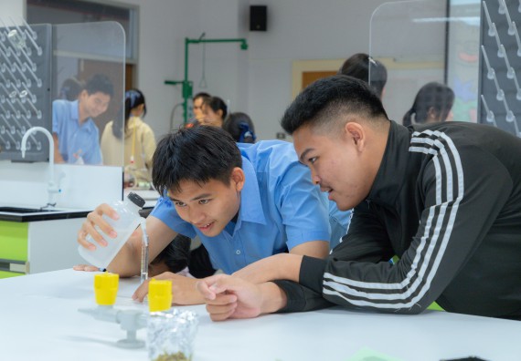 ภาพกิจกรรม  คณะวิทยาศาสตร์และเทคโนโลยี มหาวิทยาลัยราชภัฏกำแพงเพชร ร่วมกับโครงการห้องเรียนพิเศษ โรงเรียนตากพิทยาคม จัดกิจกรรมสร้างเสริมทักษะกระบวนการทางวิทยาศาสตร์สู่มาตรฐานสากล