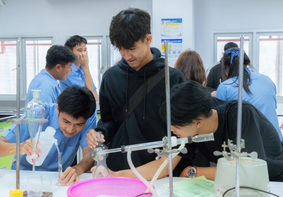 ภาพกิจกรรม  คณะวิทยาศาสตร์และเทคโนโลยี มหาวิทยาลัยราชภัฏกำแพงเพชร ร่วมกับโครงการห้องเรียนพิเศษ โรงเรียนตากพิทยาคม จัดกิจกรรมสร้างเสริมทักษะกระบวนการทางวิทยาศาสตร์สู่มาตรฐานสากล