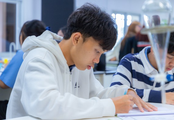 ภาพกิจกรรม  คณะวิทยาศาสตร์และเทคโนโลยี มหาวิทยาลัยราชภัฏกำแพงเพชร ร่วมกับโครงการห้องเรียนพิเศษ โรงเรียนตากพิทยาคม จัดกิจกรรมสร้างเสริมทักษะกระบวนการทางวิทยาศาสตร์สู่มาตรฐานสากล