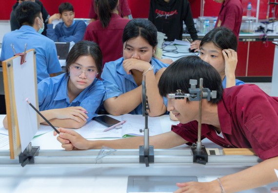 ภาพกิจกรรม  คณะวิทยาศาสตร์และเทคโนโลยี มหาวิทยาลัยราชภัฏกำแพงเพชร ร่วมกับโครงการห้องเรียนพิเศษ โรงเรียนตากพิทยาคม จัดกิจกรรมสร้างเสริมทักษะกระบวนการทางวิทยาศาสตร์สู่มาตรฐานสากล