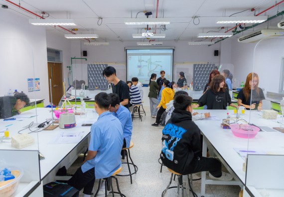 ภาพกิจกรรม  คณะวิทยาศาสตร์และเทคโนโลยี มหาวิทยาลัยราชภัฏกำแพงเพชร ร่วมกับโครงการห้องเรียนพิเศษ โรงเรียนตากพิทยาคม จัดกิจกรรมสร้างเสริมทักษะกระบวนการทางวิทยาศาสตร์สู่มาตรฐานสากล