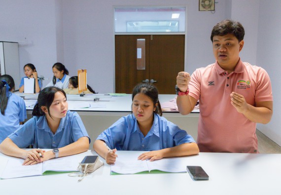 ภาพกิจกรรม  คณะวิทยาศาสตร์และเทคโนโลยี มหาวิทยาลัยราชภัฏกำแพงเพชร ร่วมกับโครงการห้องเรียนพิเศษ โรงเรียนตากพิทยาคม จัดกิจกรรมสร้างเสริมทักษะกระบวนการทางวิทยาศาสตร์สู่มาตรฐานสากล