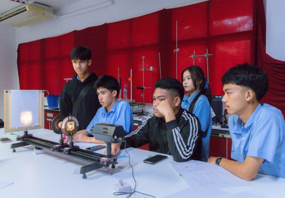 ภาพกิจกรรม  คณะวิทยาศาสตร์และเทคโนโลยี มหาวิทยาลัยราชภัฏกำแพงเพชร ร่วมกับโครงการห้องเรียนพิเศษ โรงเรียนตากพิทยาคม จัดกิจกรรมสร้างเสริมทักษะกระบวนการทางวิทยาศาสตร์สู่มาตรฐานสากล