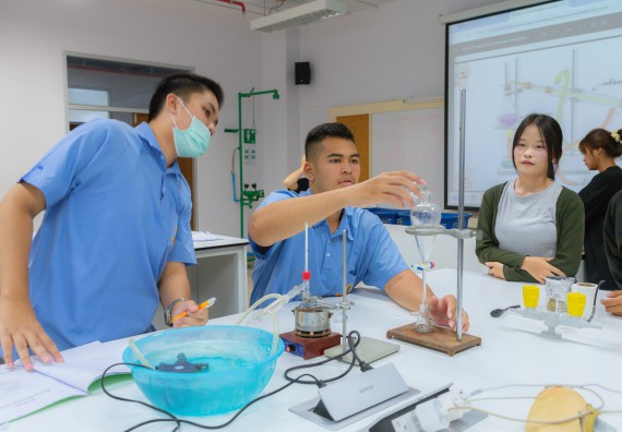 ภาพกิจกรรม  คณะวิทยาศาสตร์และเทคโนโลยี มหาวิทยาลัยราชภัฏกำแพงเพชร ร่วมกับโครงการห้องเรียนพิเศษ โรงเรียนตากพิทยาคม จัดกิจกรรมสร้างเสริมทักษะกระบวนการทางวิทยาศาสตร์สู่มาตรฐานสากล