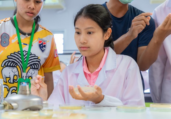 ภาพกิจกรรม  คณะวิทยาศาสตร์และเทคโนโลยี มหาวิทยาลัยราชภัฏกำแพงเพชร ร่วมกับโรงเรียนพิจิตรพิทยาคม จัดกิจกรรมเสริมปฏิบัติการเพิ่มเติมในมหาวิทยาลัย (ปฏิบัติการจุลชีววิทยา) ปีการศึกษา 2568