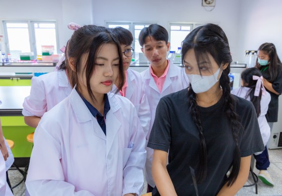 ภาพกิจกรรม  คณะวิทยาศาสตร์และเทคโนโลยี มหาวิทยาลัยราชภัฏกำแพงเพชร ร่วมกับโรงเรียนพิจิตรพิทยาคม จัดกิจกรรมเสริมปฏิบัติการเพิ่มเติมในมหาวิทยาลัย (ปฏิบัติการจุลชีววิทยา) ปีการศึกษา 2568