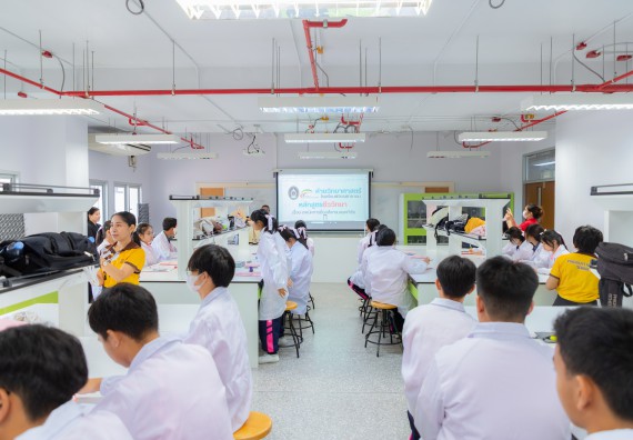 ภาพกิจกรรม  คณะวิทยาศาสตร์และเทคโนโลยี มหาวิทยาลัยราชภัฏกำแพงเพชร ร่วมกับโรงเรียนพิจิตรพิทยาคม จัดกิจกรรมเสริมปฏิบัติการเพิ่มเติมในมหาวิทยาลัย (ปฏิบัติการจุลชีววิทยา) ปีการศึกษา 2568