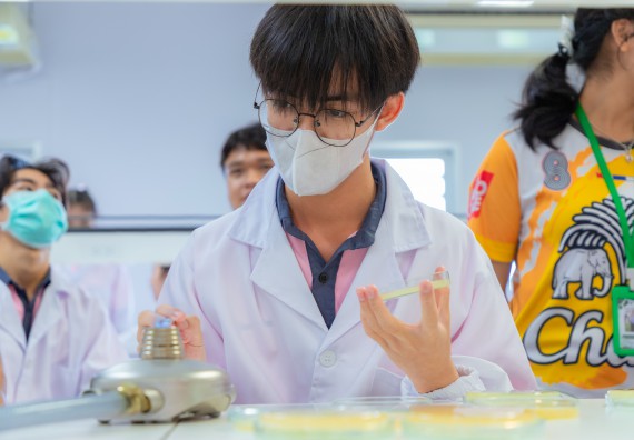 ภาพกิจกรรม  คณะวิทยาศาสตร์และเทคโนโลยี มหาวิทยาลัยราชภัฏกำแพงเพชร ร่วมกับโรงเรียนพิจิตรพิทยาคม จัดกิจกรรมเสริมปฏิบัติการเพิ่มเติมในมหาวิทยาลัย (ปฏิบัติการจุลชีววิทยา) ปีการศึกษา 2568