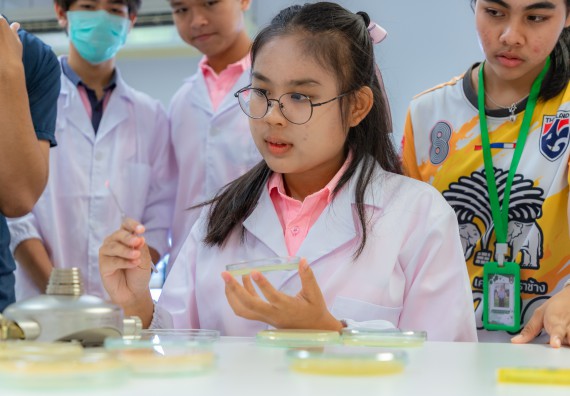 ภาพกิจกรรม  คณะวิทยาศาสตร์และเทคโนโลยี มหาวิทยาลัยราชภัฏกำแพงเพชร ร่วมกับโรงเรียนพิจิตรพิทยาคม จัดกิจกรรมเสริมปฏิบัติการเพิ่มเติมในมหาวิทยาลัย (ปฏิบัติการจุลชีววิทยา) ปีการศึกษา 2568