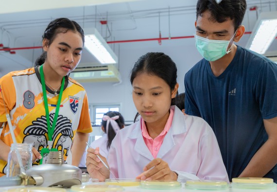 ภาพกิจกรรม  คณะวิทยาศาสตร์และเทคโนโลยี มหาวิทยาลัยราชภัฏกำแพงเพชร ร่วมกับโรงเรียนพิจิตรพิทยาคม จัดกิจกรรมเสริมปฏิบัติการเพิ่มเติมในมหาวิทยาลัย (ปฏิบัติการจุลชีววิทยา) ปีการศึกษา 2568