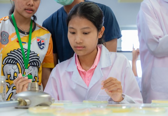 ภาพกิจกรรม  คณะวิทยาศาสตร์และเทคโนโลยี มหาวิทยาลัยราชภัฏกำแพงเพชร ร่วมกับโรงเรียนพิจิตรพิทยาคม จัดกิจกรรมเสริมปฏิบัติการเพิ่มเติมในมหาวิทยาลัย (ปฏิบัติการจุลชีววิทยา) ปีการศึกษา 2568