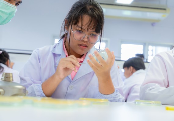 ภาพกิจกรรม  คณะวิทยาศาสตร์และเทคโนโลยี มหาวิทยาลัยราชภัฏกำแพงเพชร ร่วมกับโรงเรียนพิจิตรพิทยาคม จัดกิจกรรมเสริมปฏิบัติการเพิ่มเติมในมหาวิทยาลัย (ปฏิบัติการจุลชีววิทยา) ปีการศึกษา 2568