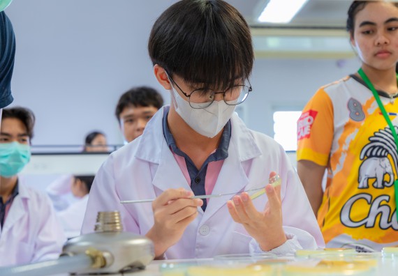 ภาพกิจกรรม  คณะวิทยาศาสตร์และเทคโนโลยี มหาวิทยาลัยราชภัฏกำแพงเพชร ร่วมกับโรงเรียนพิจิตรพิทยาคม จัดกิจกรรมเสริมปฏิบัติการเพิ่มเติมในมหาวิทยาลัย (ปฏิบัติการจุลชีววิทยา) ปีการศึกษา 2568