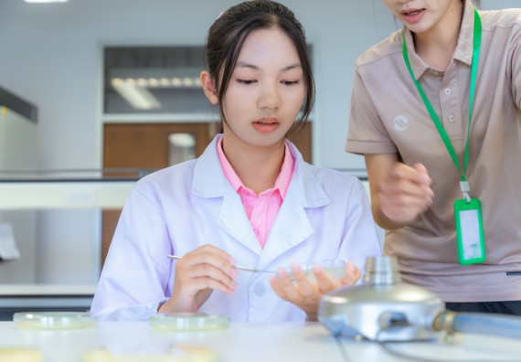 ภาพกิจกรรม  คณะวิทยาศาสตร์และเทคโนโลยี มหาวิทยาลัยราชภัฏกำแพงเพชร ร่วมกับโรงเรียนพิจิตรพิทยาคม จัดกิจกรรมเสริมปฏิบัติการเพิ่มเติมในมหาวิทยาลัย (ปฏิบัติการจุลชีววิทยา) ปีการศึกษา 2568