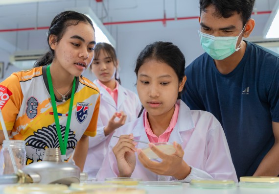 ภาพกิจกรรม  คณะวิทยาศาสตร์และเทคโนโลยี มหาวิทยาลัยราชภัฏกำแพงเพชร ร่วมกับโรงเรียนพิจิตรพิทยาคม จัดกิจกรรมเสริมปฏิบัติการเพิ่มเติมในมหาวิทยาลัย (ปฏิบัติการจุลชีววิทยา) ปีการศึกษา 2568