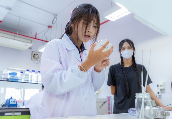 ภาพกิจกรรม  คณะวิทยาศาสตร์และเทคโนโลยี มหาวิทยาลัยราชภัฏกำแพงเพชร ร่วมกับโรงเรียนพิจิตรพิทยาคม จัดกิจกรรมเสริมปฏิบัติการเพิ่มเติมในมหาวิทยาลัย (ปฏิบัติการจุลชีววิทยา) ปีการศึกษา 2568