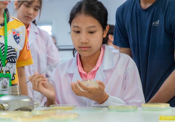 ภาพกิจกรรม  คณะวิทยาศาสตร์และเทคโนโลยี มหาวิทยาลัยราชภัฏกำแพงเพชร ร่วมกับโรงเรียนพิจิตรพิทยาคม จัดกิจกรรมเสริมปฏิบัติการเพิ่มเติมในมหาวิทยาลัย (ปฏิบัติการจุลชีววิทยา) ปีการศึกษา 2568