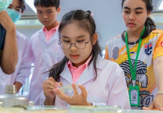 ภาพกิจกรรม  คณะวิทยาศาสตร์และเทคโนโลยี มหาวิทยาลัยราชภัฏกำแพงเพชร ร่วมกับโรงเรียนพิจิตรพิทยาคม จัดกิจกรรมเสริมปฏิบัติการเพิ่มเติมในมหาวิทยาลัย (ปฏิบัติการจุลชีววิทยา) ปีการศึกษา 2568