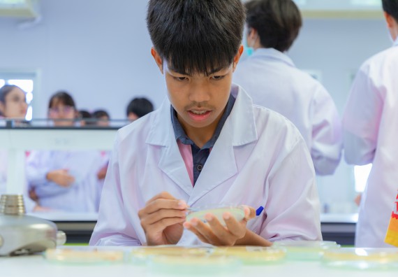 ภาพกิจกรรม  คณะวิทยาศาสตร์และเทคโนโลยี มหาวิทยาลัยราชภัฏกำแพงเพชร ร่วมกับโรงเรียนพิจิตรพิทยาคม จัดกิจกรรมเสริมปฏิบัติการเพิ่มเติมในมหาวิทยาลัย (ปฏิบัติการจุลชีววิทยา) ปีการศึกษา 2568