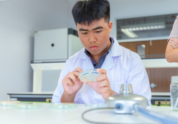 ภาพกิจกรรม  คณะวิทยาศาสตร์และเทคโนโลยี มหาวิทยาลัยราชภัฏกำแพงเพชร ร่วมกับโรงเรียนพิจิตรพิทยาคม จัดกิจกรรมเสริมปฏิบัติการเพิ่มเติมในมหาวิทยาลัย (ปฏิบัติการจุลชีววิทยา) ปีการศึกษา 2568