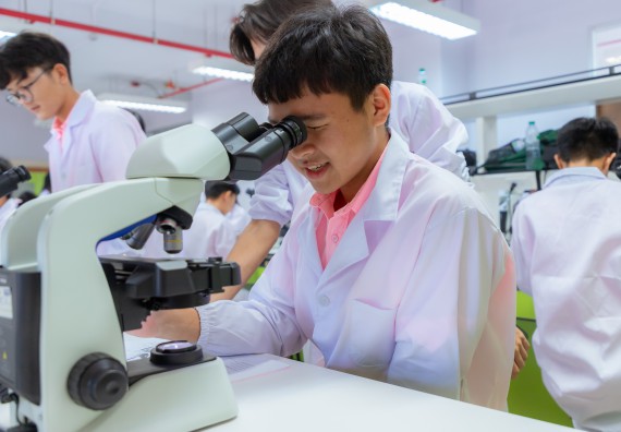 ภาพกิจกรรม  คณะวิทยาศาสตร์และเทคโนโลยี มหาวิทยาลัยราชภัฏกำแพงเพชร ร่วมกับโรงเรียนพิจิตรพิทยาคม จัดกิจกรรมเสริมปฏิบัติการเพิ่มเติมในมหาวิทยาลัย (ปฏิบัติการจุลชีววิทยา) ปีการศึกษา 2568