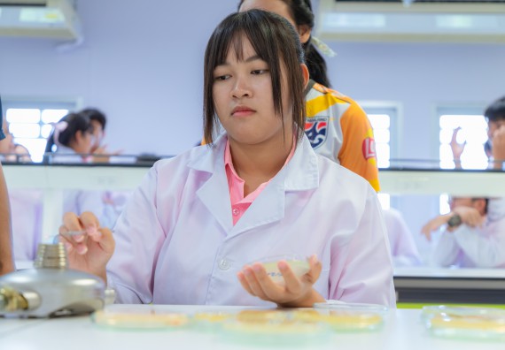 ภาพกิจกรรม  คณะวิทยาศาสตร์และเทคโนโลยี มหาวิทยาลัยราชภัฏกำแพงเพชร ร่วมกับโรงเรียนพิจิตรพิทยาคม จัดกิจกรรมเสริมปฏิบัติการเพิ่มเติมในมหาวิทยาลัย (ปฏิบัติการจุลชีววิทยา) ปีการศึกษา 2568