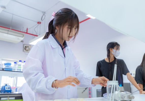 ภาพกิจกรรม  คณะวิทยาศาสตร์และเทคโนโลยี มหาวิทยาลัยราชภัฏกำแพงเพชร ร่วมกับโรงเรียนพิจิตรพิทยาคม จัดกิจกรรมเสริมปฏิบัติการเพิ่มเติมในมหาวิทยาลัย (ปฏิบัติการจุลชีววิทยา) ปีการศึกษา 2568