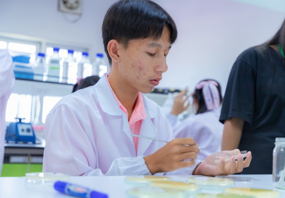 ภาพกิจกรรม  คณะวิทยาศาสตร์และเทคโนโลยี มหาวิทยาลัยราชภัฏกำแพงเพชร ร่วมกับโรงเรียนพิจิตรพิทยาคม จัดกิจกรรมเสริมปฏิบัติการเพิ่มเติมในมหาวิทยาลัย (ปฏิบัติการจุลชีววิทยา) ปีการศึกษา 2568