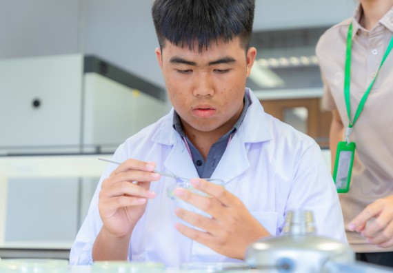 ภาพกิจกรรม  คณะวิทยาศาสตร์และเทคโนโลยี มหาวิทยาลัยราชภัฏกำแพงเพชร ร่วมกับโรงเรียนพิจิตรพิทยาคม จัดกิจกรรมเสริมปฏิบัติการเพิ่มเติมในมหาวิทยาลัย (ปฏิบัติการจุลชีววิทยา) ปีการศึกษา 2568