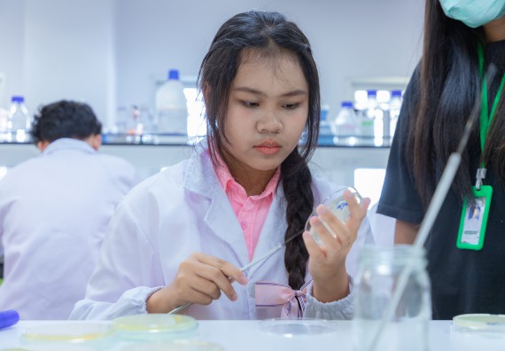 ภาพกิจกรรม  คณะวิทยาศาสตร์และเทคโนโลยี มหาวิทยาลัยราชภัฏกำแพงเพชร ร่วมกับโรงเรียนพิจิตรพิทยาคม จัดกิจกรรมเสริมปฏิบัติการเพิ่มเติมในมหาวิทยาลัย (ปฏิบัติการจุลชีววิทยา) ปีการศึกษา 2568