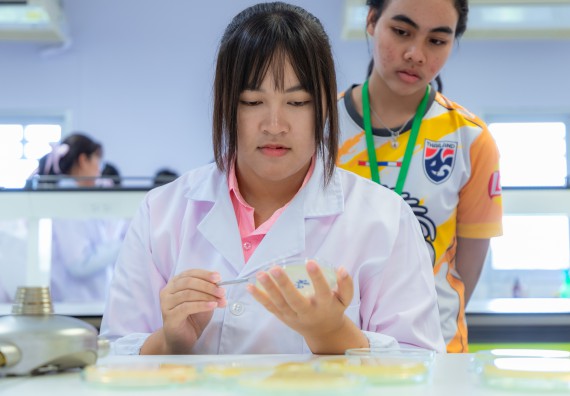 ภาพกิจกรรม  คณะวิทยาศาสตร์และเทคโนโลยี มหาวิทยาลัยราชภัฏกำแพงเพชร ร่วมกับโรงเรียนพิจิตรพิทยาคม จัดกิจกรรมเสริมปฏิบัติการเพิ่มเติมในมหาวิทยาลัย (ปฏิบัติการจุลชีววิทยา) ปีการศึกษา 2568