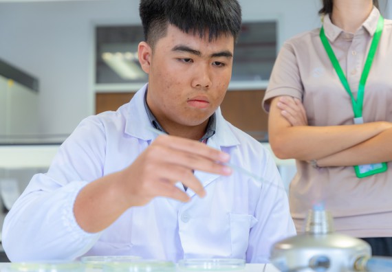 ภาพกิจกรรม  คณะวิทยาศาสตร์และเทคโนโลยี มหาวิทยาลัยราชภัฏกำแพงเพชร ร่วมกับโรงเรียนพิจิตรพิทยาคม จัดกิจกรรมเสริมปฏิบัติการเพิ่มเติมในมหาวิทยาลัย (ปฏิบัติการจุลชีววิทยา) ปีการศึกษา 2568