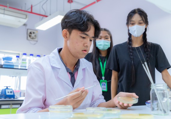 ภาพกิจกรรม  คณะวิทยาศาสตร์และเทคโนโลยี มหาวิทยาลัยราชภัฏกำแพงเพชร ร่วมกับโรงเรียนพิจิตรพิทยาคม จัดกิจกรรมเสริมปฏิบัติการเพิ่มเติมในมหาวิทยาลัย (ปฏิบัติการจุลชีววิทยา) ปีการศึกษา 2568