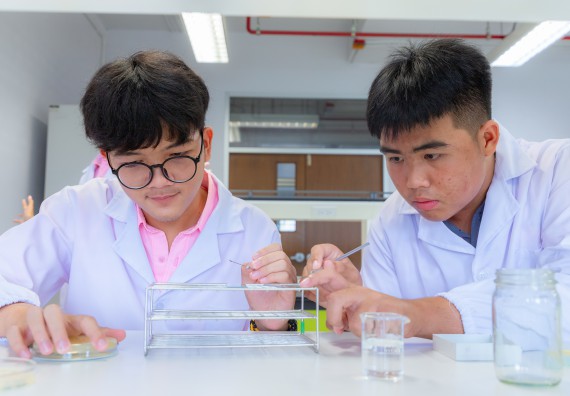 ภาพกิจกรรม  คณะวิทยาศาสตร์และเทคโนโลยี มหาวิทยาลัยราชภัฏกำแพงเพชร ร่วมกับโรงเรียนพิจิตรพิทยาคม จัดกิจกรรมเสริมปฏิบัติการเพิ่มเติมในมหาวิทยาลัย (ปฏิบัติการจุลชีววิทยา) ปีการศึกษา 2568