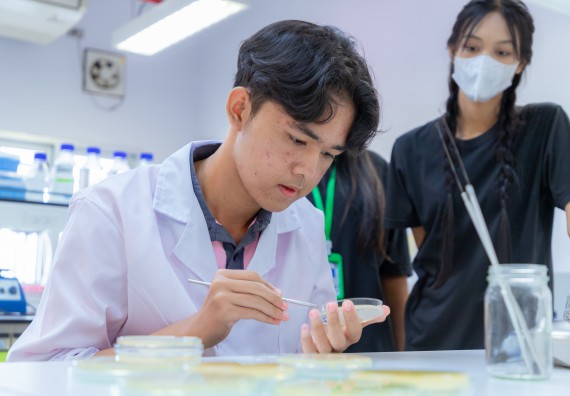 ภาพกิจกรรม  คณะวิทยาศาสตร์และเทคโนโลยี มหาวิทยาลัยราชภัฏกำแพงเพชร ร่วมกับโรงเรียนพิจิตรพิทยาคม จัดกิจกรรมเสริมปฏิบัติการเพิ่มเติมในมหาวิทยาลัย (ปฏิบัติการจุลชีววิทยา) ปีการศึกษา 2568