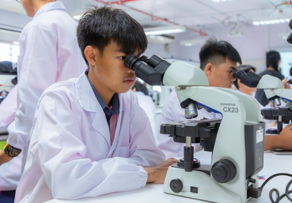 ภาพกิจกรรม  คณะวิทยาศาสตร์และเทคโนโลยี มหาวิทยาลัยราชภัฏกำแพงเพชร ร่วมกับโรงเรียนพิจิตรพิทยาคม จัดกิจกรรมเสริมปฏิบัติการเพิ่มเติมในมหาวิทยาลัย (ปฏิบัติการจุลชีววิทยา) ปีการศึกษา 2568