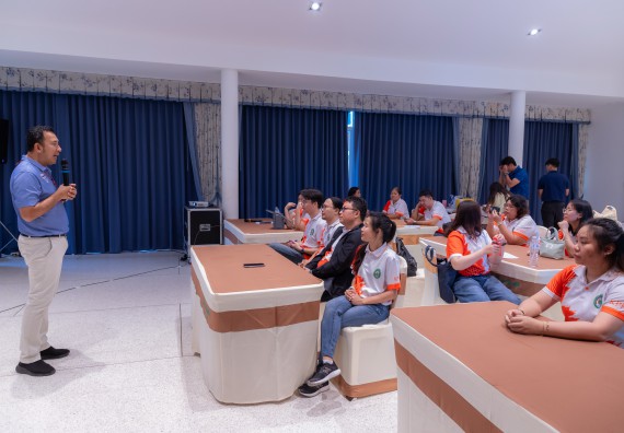 ภาพกิจกรรม  คณะวิทยาศาสตร์และเทคโนโลยี มหาวิทยาลัยราชภัฏกําแพงเพชร เข้าร่วมกิจกรรมการสัมมนาเชิงปฏิบัติการสร้างสรรค์สัมพันธ์ประสิทธิภาพของทีมงาน ในโครงการสัมมนาเชิงปฏิบัติการพัฒนาบุคลากร